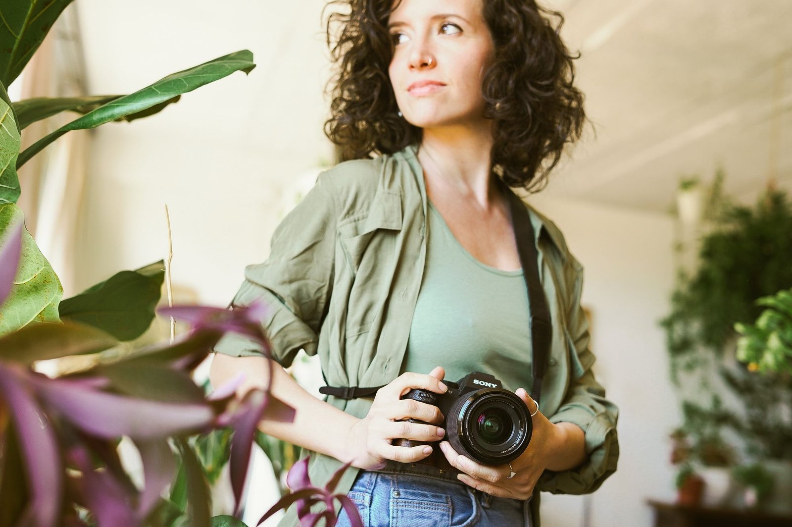 Laura con su cámara entre plantas