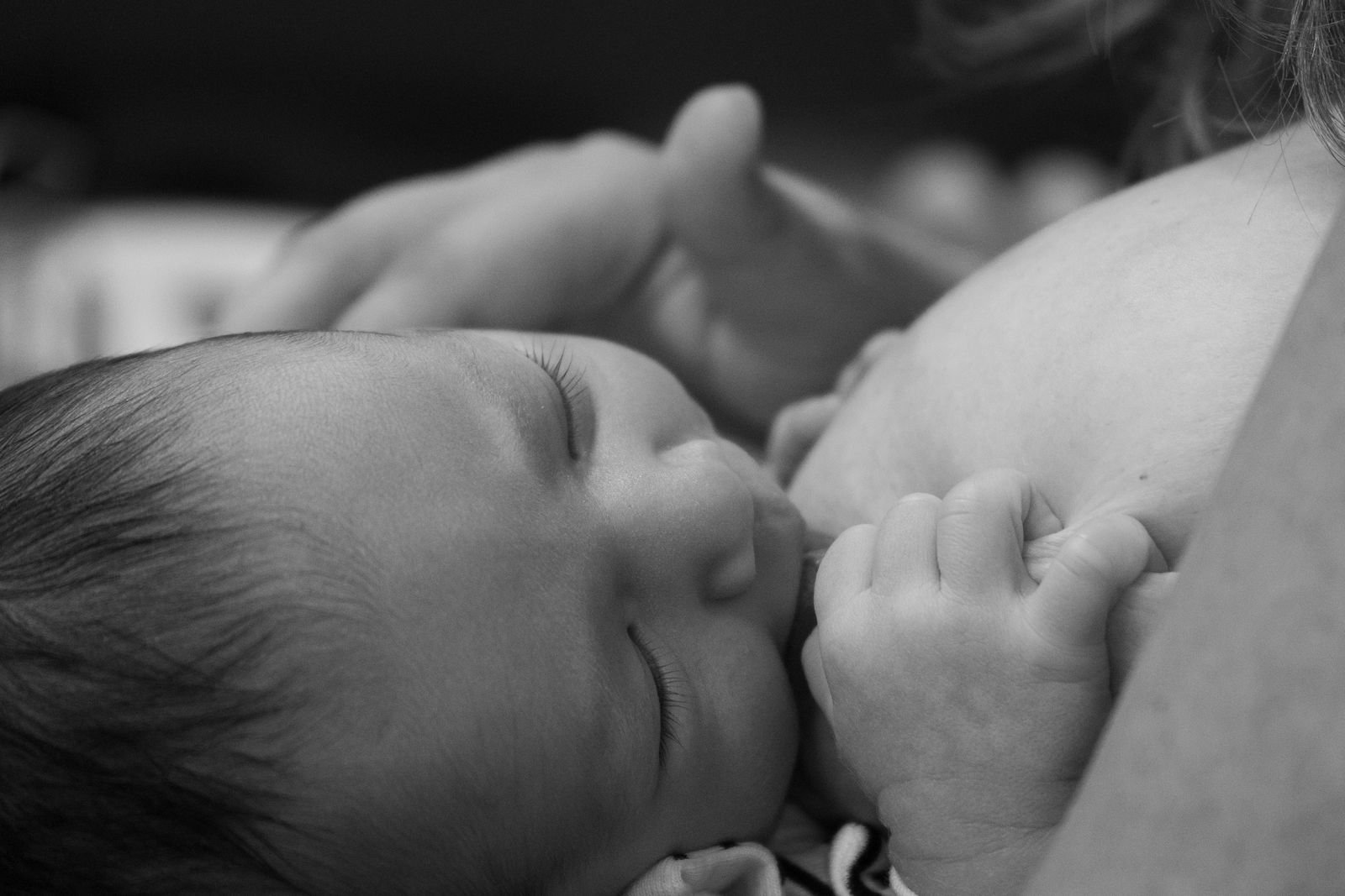 Recién nacido dormido sobre su madre