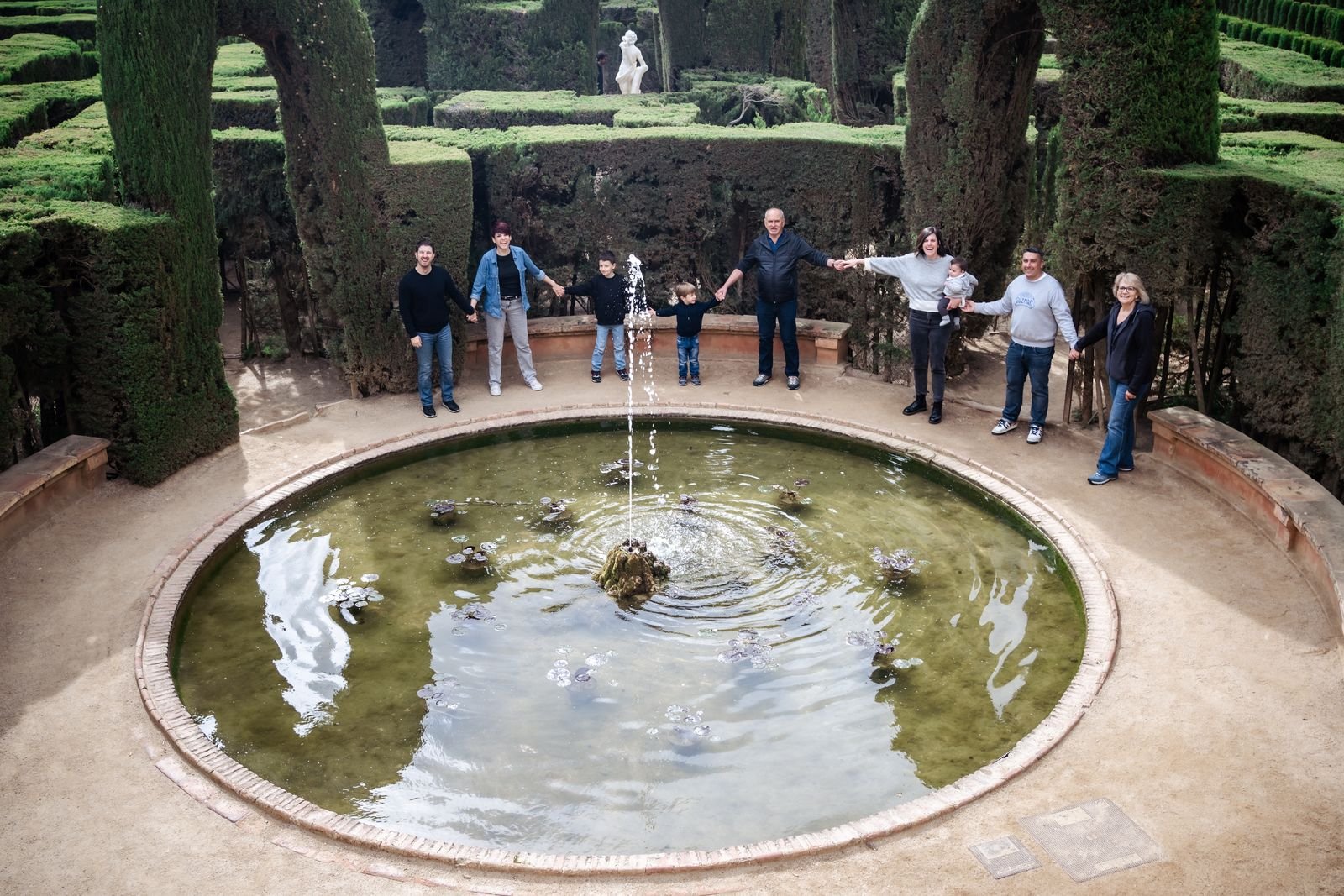 Grupo en un jardín alrededor de una fuente